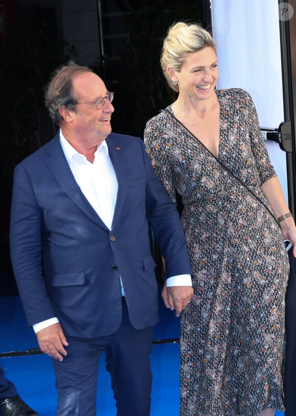 D'abord discrets, tous les deux sont désormais épanouis ensemble. 
Julie Gayet et son mari François Hollande aux arrivées sur le tapis bleu de la 16ème édition du festival du film francophone de Angoulême le 25 août 2023. © Coadic Guirec / Bestimage 