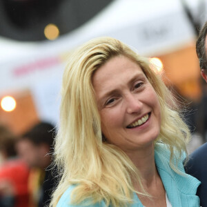 La jeune femme était venue présenter son nouveau livre. 
Francois Hollande et Julie Gayet lors du festival Soeurs Jumelles, Rencontre de la musique et de l'image à Rochefort le 1er juillet 2023. © Franck Castel / Bestimage 