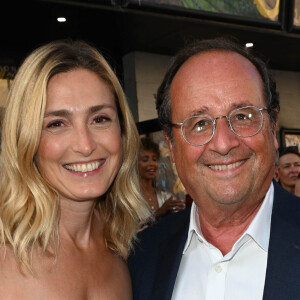 Julie Gayet et son mari François Hollande lors du 15ème festival du film francophone de Angoulême (jour 4) au cinéma CGR à Angoulême, France, le 26 août 2022. © Coadic Guirec/Bestimage 