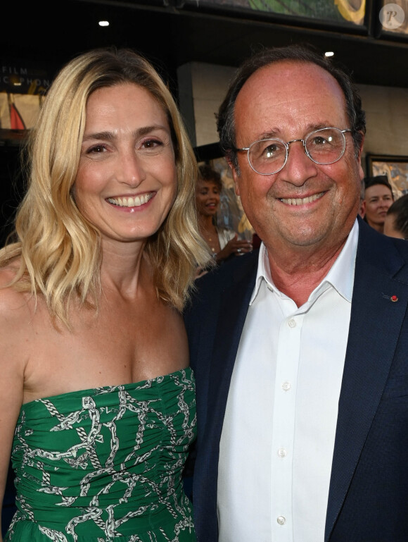 Julie Gayet et son mari François Hollande lors du 15ème festival du film francophone de Angoulême (jour 4) au cinéma CGR à Angoulême, France, le 26 août 2022. © Coadic Guirec/Bestimage 