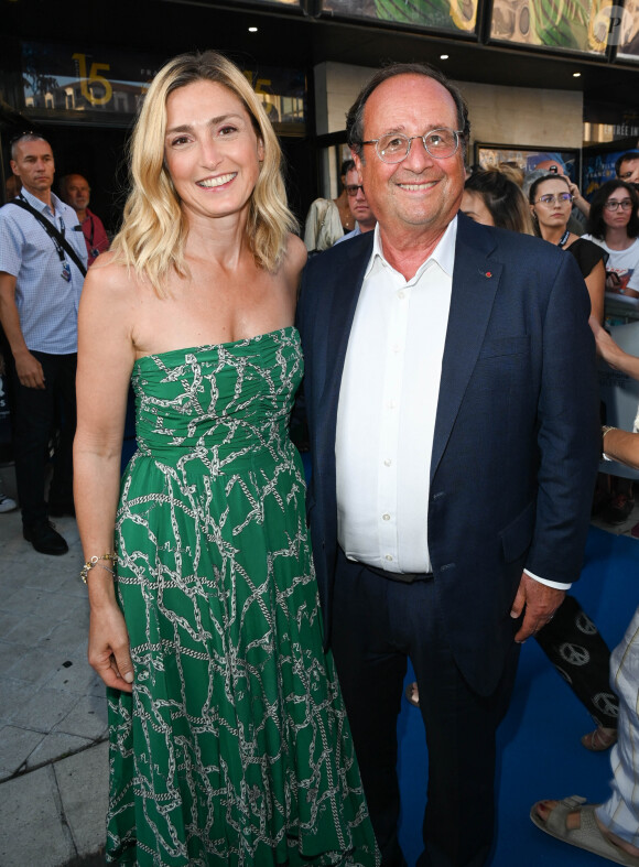 Il faut dire qu'il est toujours présent pour elle ! 
Julie Gayet et son mari François Hollande lors du 15ème festival du film francophone de Angoulême (jour 4) au cinéma CGR à Angoulême, France, le 26 août 2022. © Coadic Guirec/Bestimage 