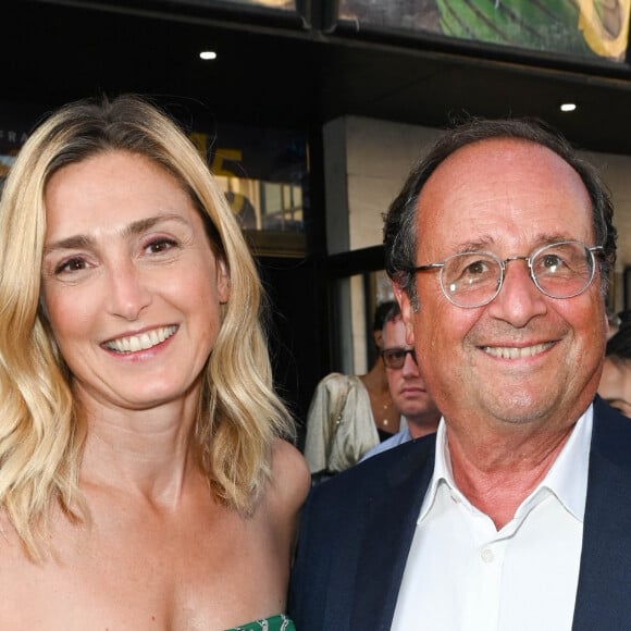 Il faut dire qu'il est toujours présent pour elle ! 
Julie Gayet et son mari François Hollande lors du 15ème festival du film francophone de Angoulême (jour 4) au cinéma CGR à Angoulême, France, le 26 août 2022. © Coadic Guirec/Bestimage 