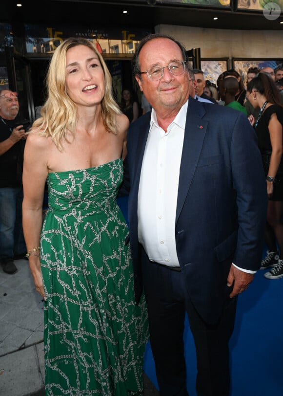 Julie Gayet et son mari François Hollande lors du 15ème festival du film francophone de Angoulême (jour 4) au cinéma CGR à Angoulême, France, le 26 août 2022. © Coadic Guirec/Bestimage 