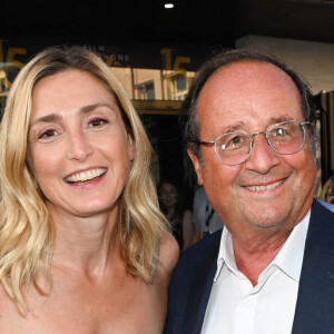 Julie Gayet et son mari François Hollande lors du 15ème festival du film francophone de Angoulême (jour 4) au cinéma CGR à Angoulême, France, le 26 août 2022. © Coadic Guirec/Bestimage 