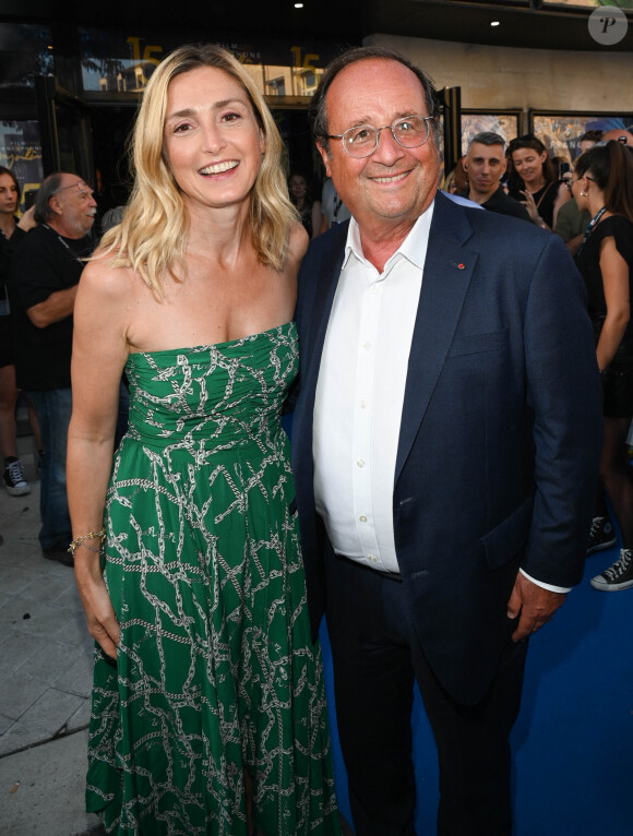 Julie Gayet et son mari François Hollande lors du 15ème festival du film francophone de Angoulême (jour 4) au cinéma CGR à Angoulême, France, le 26 août 2022. © Coadic Guirec/Bestimage 