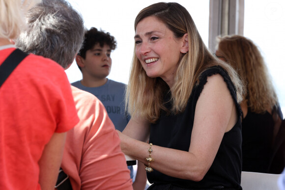 Et l'actrice peut toujours compter sur son époux. 
Exclusif - Julie Gayet pour la signature de son livre "Ensemble on est plus fortes" le 6 mai 2023 à Arcachon, lors du Rendez vous littéraire "La plage aux écrivains". © Jean-Marc Lhomer / Bestimage 