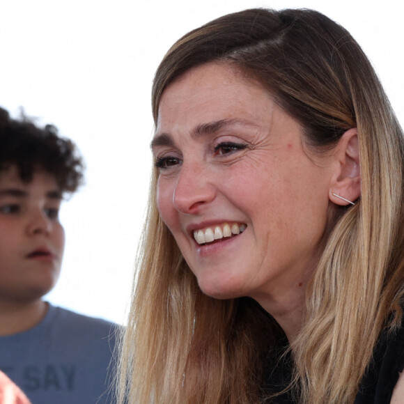 Et l'actrice peut toujours compter sur son époux. 
Exclusif - Julie Gayet pour la signature de son livre "Ensemble on est plus fortes" le 6 mai 2023 à Arcachon, lors du Rendez vous littéraire "La plage aux écrivains". © Jean-Marc Lhomer / Bestimage 