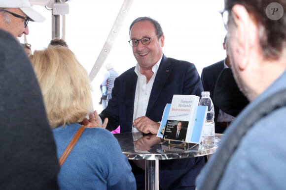 Exclusif - François Hollande pour la signature de son livre "Bouleversement, comprendre la nouvelle donne mondiale" le 7 mai 2023 à Arcachon, lors du Rendez vous littéraire "La plage aux écrivains". © Jean-Marc Lhomer / Bestimage 