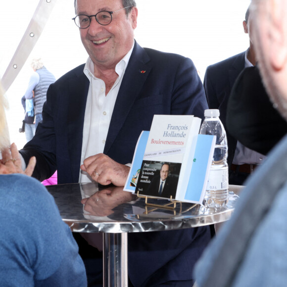 Exclusif - François Hollande pour la signature de son livre "Bouleversement, comprendre la nouvelle donne mondiale" le 7 mai 2023 à Arcachon, lors du Rendez vous littéraire "La plage aux écrivains". © Jean-Marc Lhomer / Bestimage 