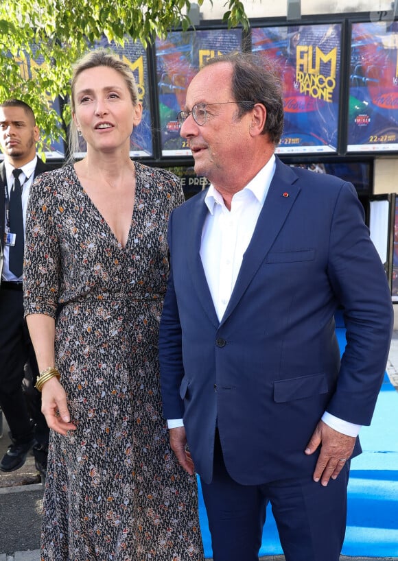 Julie Gayet et son mari François Hollande aux arrivées sur le tapis bleu de la 16ème édition du festival du film francophone de Angoulême le 25 août 2023. © Coadic Guirec / Bestimage