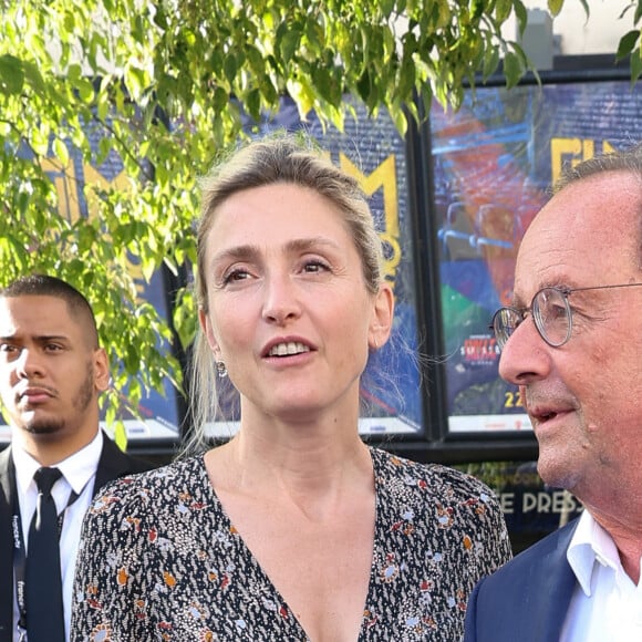 Julie Gayet et son mari François Hollande aux arrivées sur le tapis bleu de la 16ème édition du festival du film francophone de Angoulême le 25 août 2023. © Coadic Guirec / Bestimage