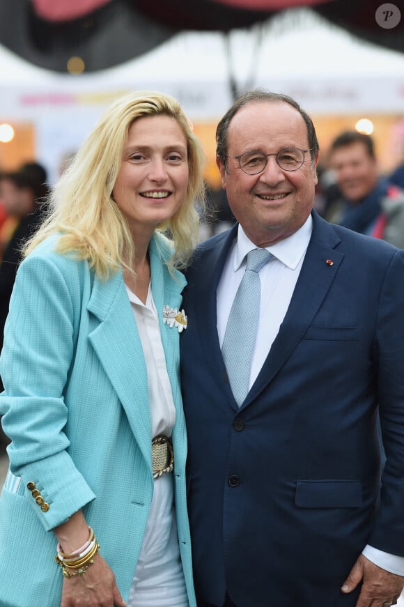 Très gênée par cette question qu'elle a qualifiée de "très intime", l'épouse de François Hollande a déclaré : "Ils étaient plutôt contents de me voir heureuse".
Francois Hollande et Julie Gayet lors du festival Soeurs Jumelles, Rencontre de la musique et de l'image à Rochefort le 1er juillet 2023. © Franck Castel / Bestimage 