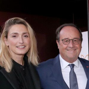 "Je crois que c'est ce qui compte pour des parents. Mon père m'a dit : 'Ah ! Enfin un type intelligent'. Non je rigole. Ils étaient très touchés de me voir heureuse."
Exclusif - François Hollande et sa femme Julie Gayet - Cocktail pour l'inauguration de la Brasserie " Madame Brasserie " au 1er étage de La Tour Eiffel à Paris. Le 22 Septembre 2022. © Bertrand Rindoff Petroff-Giancarlo Gorassini / Bestimage