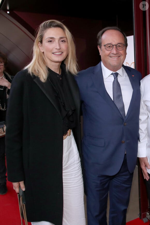 "Je crois que c'est ce qui compte pour des parents. Mon père m'a dit : 'Ah ! Enfin un type intelligent'. Non je rigole. Ils étaient très touchés de me voir heureuse."
Exclusif - François Hollande et sa femme Julie Gayet - Cocktail pour l'inauguration de la Brasserie " Madame Brasserie " au 1er étage de La Tour Eiffel à Paris. Le 22 Septembre 2022. © Bertrand Rindoff Petroff-Giancarlo Gorassini / Bestimage