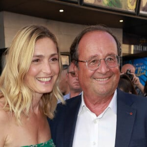 Julie Gayet et son mari François Hollande lors du 15ème festival du film francophone de Angoulême (jour 4) au cinéma CGR à Angoulême, France, le 26 août 2022. © Coadic Guirec/Bestimage 