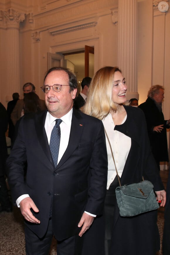 François Hollande et sa compagne Julie Gayet - Vernissage de l'exposition de la Collection François Pinault du Sculpteur Charles Ray à la Bourse du Commerce à Paris, France, le 15 Février 2022. Bertrand Rindoff/Bestimage