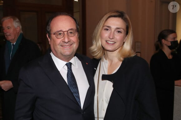 François Hollande et sa compagne Julie Gayet - Vernissage de l'exposition de la Collection François Pinault du Sculpteur Charles Ray à la Bourse du Commerce à Paris, France, le 15 Février 2022. Bertrand Rindoff/Bestimage