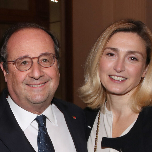 François Hollande et sa compagne Julie Gayet - Vernissage de l'exposition de la Collection François Pinault du Sculpteur Charles Ray à la Bourse du Commerce à Paris, France, le 15 Février 2022. Bertrand Rindoff/Bestimage