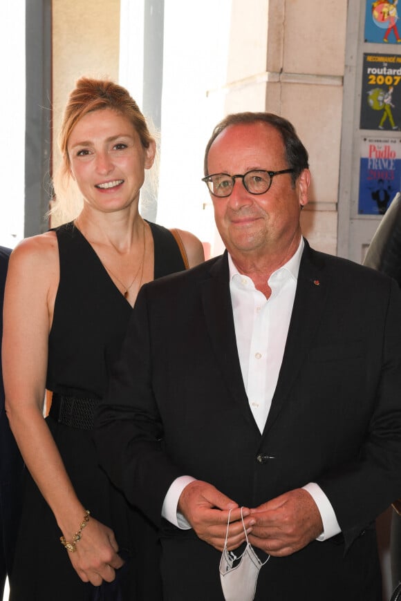 Julie Gayet (productrice du film "Les Joueuses") et son compagnon François Hollande - François Hollande croise les acteurs du film "Les Joueuses" au restaurant "Chez Paul" en marge du Festival du film Francophone d'Angoulême 2020 le 1er septembre 2020 © Coadic Guirec / Bestimage