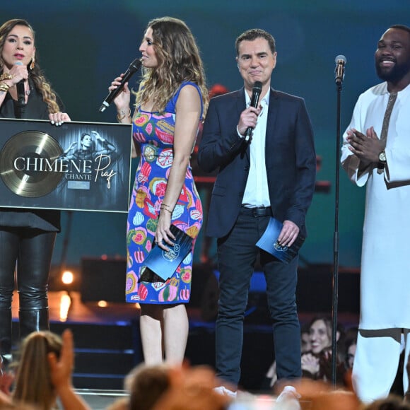 Exclusif - Chimène Badi reçoit son disque de platine pour son album hommage à Edith Piaf avec Laury Thilleman et Laurent Luyat - Enregistrement de l'émission de télévision "Le Grand Concert des Régions : Ici c'est Aix en Provence", à l'Arena du Pays d'Aix, présentée par L.Luyat et L.Thilleman, et diffusée le 17 mai sur France 3. Le 30 avril 2024. © Bruno Bebert-Jack Tribeca / Bestimage