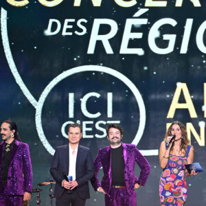 Ce vendredi 17 mai, France 3 propose la première édition du "Grand concert des régions" qui s'est déroulée à Aix-en-Provence.
Exclusif - Laurent Luyat, Laury Thilleman et le groupe Deluxe - Enregistrement de l'émission de télévision "Le Grand Concert des Régions : Ici c'est Aix en Provence", à l'Arena du Pays d'Aix, présentée par L.Luyat et L.Thilleman, et diffusée le 17 mai sur France 3. Le 30 avril 2024. © Bruno Bebert-Jack Tribeca / Bestimage