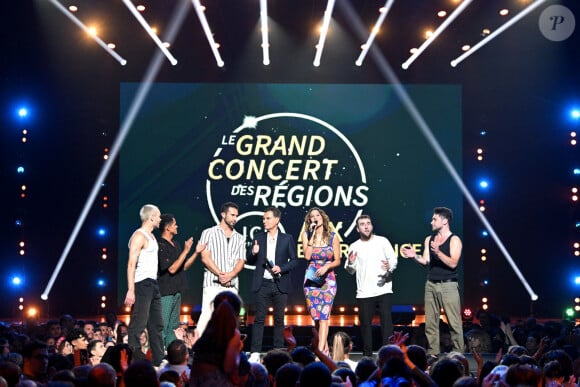 Exclusif - Laurent Luyat, Laury Thilleman avec la troupe de breakdance Surprise Effect - Enregistrement de l'émission de télévision "Le Grand Concert des Régions : Ici c'est Aix en Provence", à l'Arena du Pays d'Aix, présentée par L.Luyat et L.Thilleman, et diffusée le 17 mai sur France 3. Le 30 avril 2024. © Bruno Bebert-Jack Tribeca / Bestimage