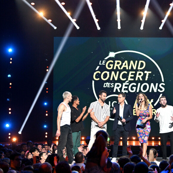 Exclusif - Laurent Luyat, Laury Thilleman avec la troupe de breakdance Surprise Effect - Enregistrement de l'émission de télévision "Le Grand Concert des Régions : Ici c'est Aix en Provence", à l'Arena du Pays d'Aix, présentée par L.Luyat et L.Thilleman, et diffusée le 17 mai sur France 3. Le 30 avril 2024. © Bruno Bebert-Jack Tribeca / Bestimage