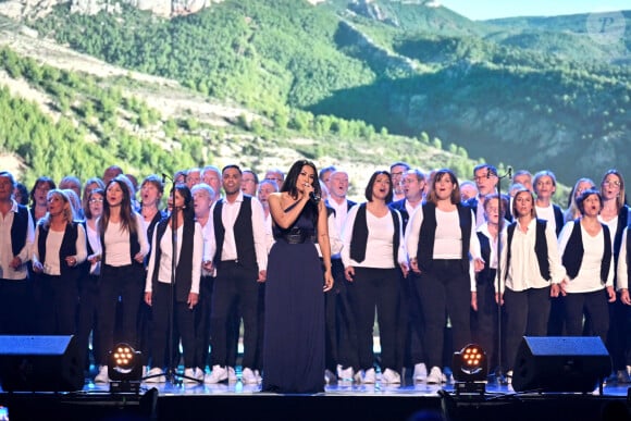 Exclusif - Anggun accompagnée par 100 choeurs Spectacul'art - Enregistrement de l'émission de télévision "Le Grand Concert des Régions : Ici c'est Aix en Provence", à l'Arena du Pays d'Aix, présentée par L.Luyat et L.Thilleman, et diffusée le 17 mai sur France 3. Le 30 avril 2024. © Bruno Bebert-Jack Tribeca / Bestimage