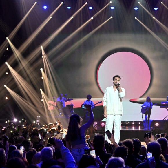 Exclusif - Amir Haddad et Vincent Beer-Demander - Enregistrement de l'émission de télévision "Le Grand Concert des Régions : Ici c'est Aix en Provence", à l'Arena du Pays d'Aix, présentée par L.Luyat et L.Thilleman, et diffusée le 17 mai sur France 3. Le 30 avril 2024. © Bruno Bebert-Jack Tribeca / Bestimage