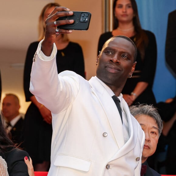 En bravant un interdit.
Omar Sy (Jury Longs Métrages) - Montée des marches du film " Le deuxième acte " pour la cérémonie d'ouverture du 77ème Festival International du Film de Cannes, au Palais des Festivals à Cannes. Le 14 mai 2024 © Jacovides-Moreau / Bestimage 