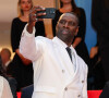 A savoir s'emparer de son téléphone.
Omar Sy et Ebru Ceylan (Jury Longs Métrages) - Montée des marches du film " Le deuxième acte " pour la cérémonie d'ouverture du 77ème Festival International du Film de Cannes, au Palais des Festivals à Cannes. Le 14 mai 2024 © Jacovides-Moreau / Bestimage 