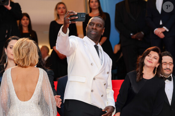 A savoir s'emparer de son téléphone.
Omar Sy et Ebru Ceylan (Jury Longs Métrages) - Montée des marches du film " Le deuxième acte " pour la cérémonie d'ouverture du 77ème Festival International du Film de Cannes, au Palais des Festivals à Cannes. Le 14 mai 2024 © Jacovides-Moreau / Bestimage 