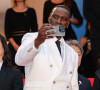 Et prendre des selfies.
Nadine Labaki, Omar Sy et Ebru Ceylan (Jury Longs Métrages) - Montée des marches du film " Le deuxième acte " pour la cérémonie d'ouverture du 77ème Festival International du Film de Cannes, au Palais des Festivals à Cannes. Le 14 mai 2024 © Jacovides-Moreau / Bestimage  Red carpet of the movie " The Second act " for the opening of the 77th Cannes International Film Festival at the Palais des Festivals in Cannes, France. On may 14th 2024