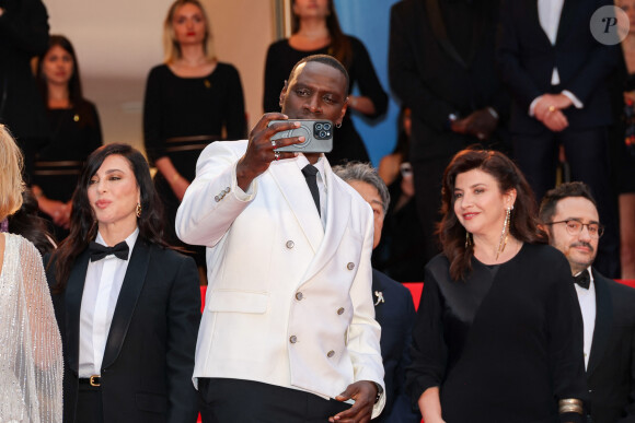 Et prendre des selfies.
Nadine Labaki, Omar Sy et Ebru Ceylan (Jury Longs Métrages) - Montée des marches du film " Le deuxième acte " pour la cérémonie d'ouverture du 77ème Festival International du Film de Cannes, au Palais des Festivals à Cannes. Le 14 mai 2024 © Jacovides-Moreau / Bestimage  Red carpet of the movie " The Second act " for the opening of the 77th Cannes International Film Festival at the Palais des Festivals in Cannes, France. On may 14th 2024