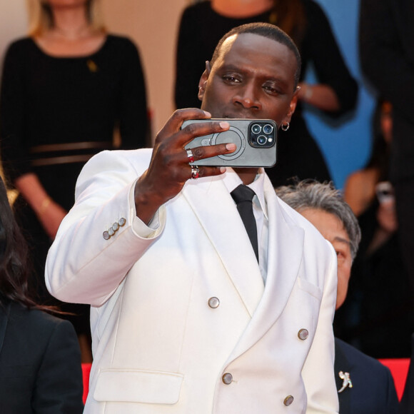Et prendre des selfies.
Nadine Labaki, Omar Sy et Ebru Ceylan (Jury Longs Métrages) - Montée des marches du film " Le deuxième acte " pour la cérémonie d'ouverture du 77ème Festival International du Film de Cannes, au Palais des Festivals à Cannes. Le 14 mai 2024 © Jacovides-Moreau / Bestimage  Red carpet of the movie " The Second act " for the opening of the 77th Cannes International Film Festival at the Palais des Festivals in Cannes, France. On may 14th 2024