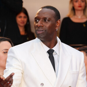 Omar Sy vient de se moquer du protocole. 
Omar Sy et Greta Gerwig - Montée des marches du film " Le deuxième acte " pour la cérémonie d'ouverture du Festival International du Film de Cannes, au Palais des Festivals à Cannes.  © Jacovides-Moreau / Bestimage 