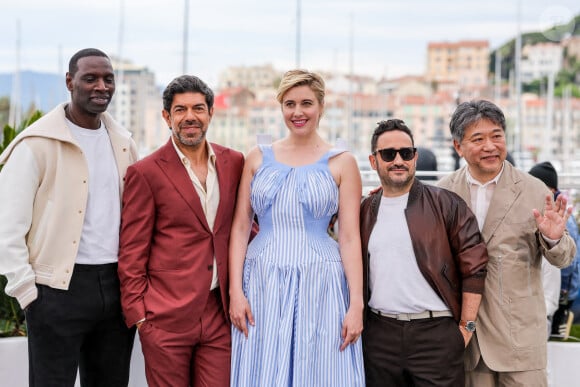 Omar Sy, Pierfrancesco Favino, Greta Gerwig (présidente du jury), Juan Antonio Bayona et Hirokazu Kore-eda au photocall de Jury lors du 77ème Festival International du Film de Cannes au Palais des Festivals à Cannes, France, le 14 mai 2024. © Jacovides-Moreau/Bestimage 