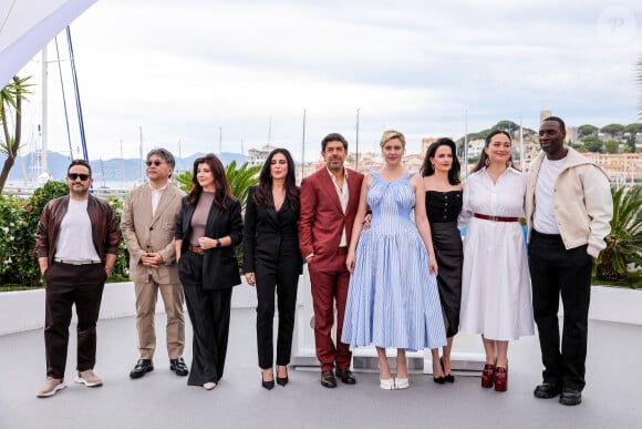 Juan Antonio Bayona, Hirokazu Kore-eda, Ebru Ceylan, Nadine Labaki, Pierfrancesco Favino, Greta Gerwig (présidente du jury), Eva Green, Lily Gladstone et Omar Sy au photocall de Jury lors du 77ème Festival International du Film de Cannes au Palais des Festivals à Cannes, France, le 14 mai 2024. © Jacovides-Moreau/Bestimage 