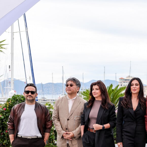 Juan Antonio Bayona, Hirokazu Kore-eda, Ebru Ceylan, Nadine Labaki, Pierfrancesco Favino, Greta Gerwig (présidente du jury), Eva Green, Lily Gladstone et Omar Sy au photocall de Jury lors du 77ème Festival International du Film de Cannes au Palais des Festivals à Cannes, France, le 14 mai 2024. © Jacovides-Moreau/Bestimage 