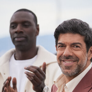 Omar Sy et Pierfrancesco Favino au photocall de Jury lors du 77ème Festival International du Film de Cannes au Palais des Festivals à Cannes, France, le 14 mai 2024. © Jacovides-Moreau/Bestimage 