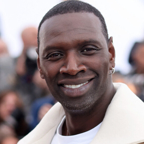 L'acteur fut interloqué par la remarque d'une femme qui lui a demandé une photo, avant de réagir. La vidéo de cet échange a été diffusée sur les réseaux sociaux
Omar Sy au photocall de Jury lors du 77ème Festival International du Film de Cannes au Palais des Festivals à Cannes, France, le 14 mai 2024. © Jacovides-Moreau/Bestimage 