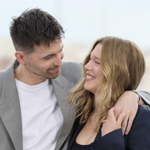 Léa Seydoux et Raphaël Quenard ont affiché leur complicité pour le photocall de "Deuxième acte", film d'ouverture du Festival de Cannes
Raphaël Quenard et Léa Seydoux - Photocall du film "Le deuxième acte", présenté hors compétition, lors du 77ème Festival International du Film de Cannes