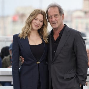 Dans un tailleur Louis Vuitton, Léa Seydoux a posé avec ses partenaires
Léa Seydoux et Vincent Lindon - Photocall du film "Le deuxième acte", présenté hors compétition, lors du 77ème Festival International du Film de Cannes (14 - 25 mai 2024), le 15 mai 2024.