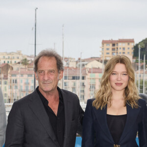 Manuel Guillot, Raphaël Quenard, Vincent Lindon, Léa Seydoux, le réalisateur Quentin Dupieux et Louis Garrel - Photocall du film "Le deuxième acte", présenté hors compétition, lors du 77ème Festival International du Film de Cannes (14 - 25 mai 2024), le 15 mai 2024.