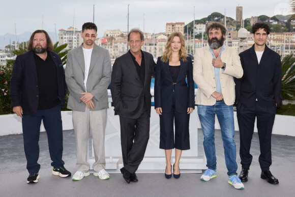 Manuel Guillot, Raphaël Quenard, Vincent Lindon, Léa Seydoux, le réalisateur Quentin Dupieux et Louis Garrel - Photocall du film "Le deuxième acte", présenté hors compétition, lors du 77ème Festival International du Film de Cannes (14 - 25 mai 2024), le 15 mai 2024.