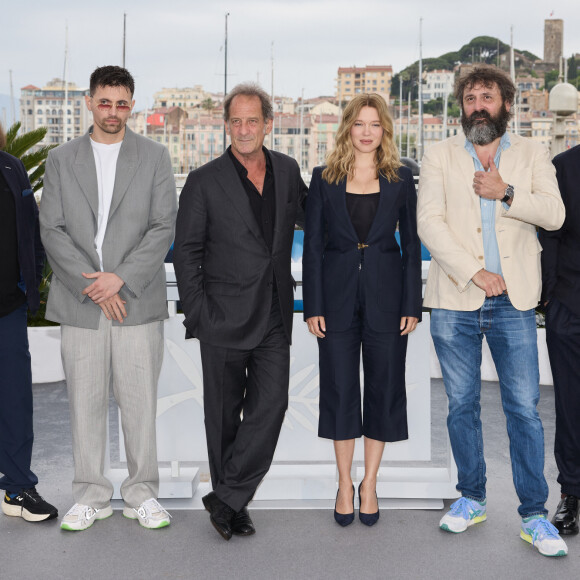 Manuel Guillot, Raphaël Quenard, Vincent Lindon, Léa Seydoux, le réalisateur Quentin Dupieux et Louis Garrel - Photocall du film "Le deuxième acte", présenté hors compétition, lors du 77ème Festival International du Film de Cannes (14 - 25 mai 2024), le 15 mai 2024.