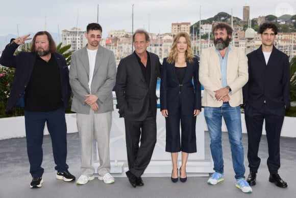 L'équipe était de nouveau réunie après le tapis rouge de la veille pour le photocall
Manuel Guillot, Raphaël Quenard, Vincent Lindon, Léa Seydoux, le réalisateur Quentin Dupieux et Louis Garrel - Photocall du film "Le deuxième acte", présenté hors compétition, lors du 77ème Festival International du Film de Cannes (14 - 25 mai 2024), le 15 mai 2024.