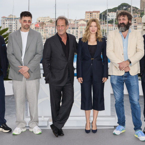 L'équipe était de nouveau réunie après le tapis rouge de la veille pour le photocall
Manuel Guillot, Raphaël Quenard, Vincent Lindon, Léa Seydoux, le réalisateur Quentin Dupieux et Louis Garrel - Photocall du film "Le deuxième acte", présenté hors compétition, lors du 77ème Festival International du Film de Cannes (14 - 25 mai 2024), le 15 mai 2024.