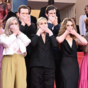 Moment d'émotion lors du 77e Festival de Cannes
Judith Godréche pour son court-métrage "Moi aussi" au 77e Festival de Cannes, avec sa fille Tess Barthélemy et son fils Noé. Photo de David Niviere/ABACAPRESS.COM