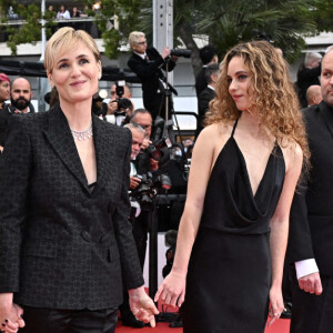 Juste avant la présentation de "Moi aussi", le court-métrage très attendu de l'actrice.
Judith Godréche pour son court-métrage "Moi aussi" au 77e Festival de Cannes, avec sa fille Tess Barthélemy. Photo de David Niviere/ABACAPRESS.COM